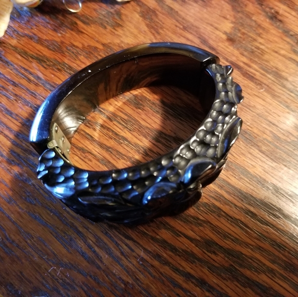 Vtg Black carved BAKELITE chunky clamper - Picture 6 of 9